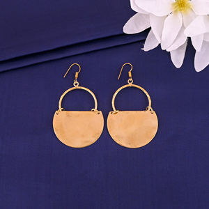 ต่างหูห่วงแฟชั่นพระจันทร์ครึ่งดวงขนาด70x40มม - Product Image 3