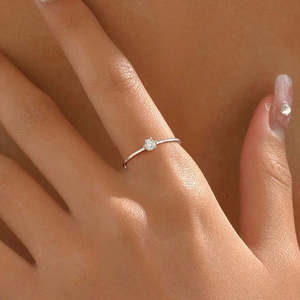 Bague Minimaliste en Argent Sterling Plaqué Platine Rhodié, Solitaire AD, Idéale pour Fiançailles, Ornée de Diamant et de Perle - Product Image 1