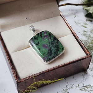 Colgante de Gema de Cabujón Rectangular de Rubí Zoisita - Plata de Ley 925 para Fabricación de Joyas al por Mayor - Product Image 5