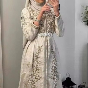 Haute qualité femmes derniers vêtements grossistes Caftan robe avec encolure ronde avec broderie à la main abaya/caftan robe @ 2024 - Product Image 1
