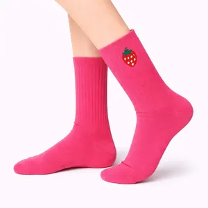 Chaussettes de sport en nylon rose pour fille avec broderie fraise mignonne, taille unique, respirantes et résistantes à la chaleur, pour usage quotidien - Product Image 2