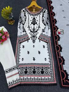 Ensemble haut, pantalon et dupatta en faux georgette pour soirée de créateur, avec broderie lourde de sequins et bordure en dentelle - Product Image 5