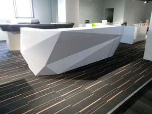 Moderno y Lujoso Mueble de Exhibición Largo de Madera Blanca, Mostrador de Recepción de Alta Gama, Fácil de Limpiar, Uso Comercial para Hotel, Gimnasio, Escuela - Product Image 1