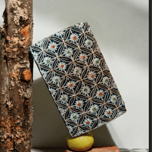 Pochette de soirée brodée Zardozi Jali Bloom avec décoration en laiton, cristaux et perles, sac à main de mariée - Product Image 6