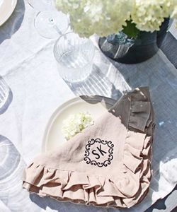 Servilleta de lino bordada hecha a mano detalle de volantes monograma personalizado para aniversario de boda forma cuadrada ocasiones especiales - Product Image 1