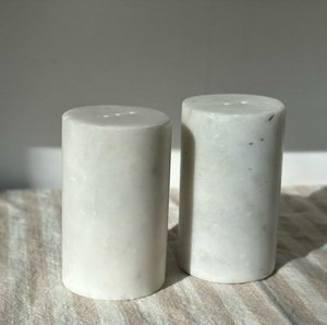 Ensemble de salières et poivrières en forme de cône en marbre tendance, en pierre noire et blanche, pour une cuisine et une salle à manger de luxe, moderne et haut de gamme - Product Image 3