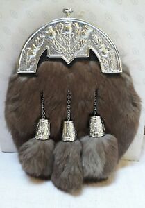 Sporran écossais en fourrure de lapin brun avec un cantle en métal antique à motif de chardon et trois glands en fourrure - Product Image 2