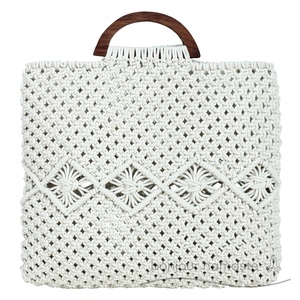 Bolsa de macramé blanca hecha a mano con mango de madera de forma única abierta | Boho Eco Tote Made India para mercados de verano Europa al por mayor - Product Image 1