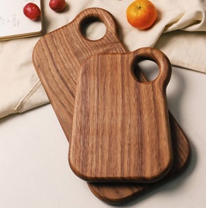 Tabla de cortar de madera natural con acabado artesanal para un aspecto de cocina rústica y una práctica preparación de comidas. - Product Image 2