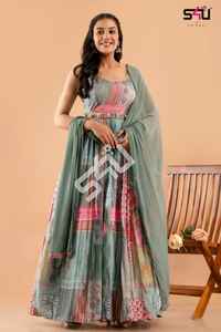 Vestido Anarkali de encaje de secuencia bordada de seda Chinon de último diseñador de Fab Zone - Product Image 5