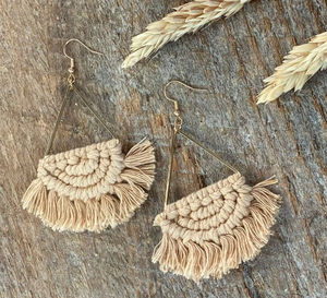 Boucles d'oreilles pendantes en macramé faites à la main Handmade Bliss - Product Image 4
