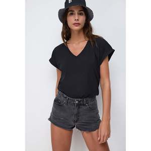 T-shirt à manches courtes en tissu doux avec détails de manches retroussées - Product Image 3