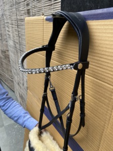 Cheval équestre de qualité supérieure tambour végétal teint en cuir anatomique Cross Over Bitless Bride avec cristaux équipement pour chevaux - Product Image 5