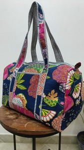Le Souvenirs Bolsa de lona de algodón con estampado floral acolchada en negrita azul índigo | Bolsa grande ecológica - Product Image 2