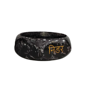 กำไลข้อมือเรซิ่นลายหินอ่อนสีดำแบบกำหนดเองเป็นมิตรกับสิ่งแวดล้อม พร้อมตัวอักษรภาษาฮินดีสีขาว "นิดาร์" (ผู้กล้าหาญ) - Product Image 3