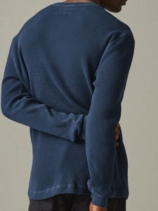 เสื้อยืดแขนยาวทรงโอเวอร์ไซส์ผ้าวาฟเฟิลเนื้อหนาสำหรับผู้ชาย ผลิตจากผ้าฝ้าย 100% ให้ความอบอุ่น เป็นมิตรกับสิ่งแวดล้อม ยั่งยืน พร้อมลายพิมพ์ - Product Image 4