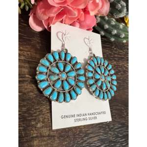 Pendientes Colgantes de Plata de Ley Hechos a Mano por Artesanos Navajo, Diseño Floral con Turquesa - Product Image 3