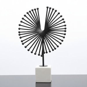 Sculpture décorative en métal artisanale de qualité supérieure, motif abstrait, forme irrégulière, couleur dorée, base en marbre, style mi-siècle, mariage - Product Image 1