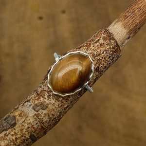 Tiger Eye Gemstone 925 Sterling Silver Bohemian Nepali Work Aceent Ring para niñas y mujeres Diseño trenzado Ajuste de plata - Product Image 1