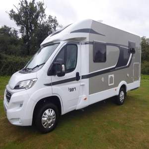 Explorez les routes avec notre camping-car motorisé à vendre : caravane de luxe 4x4 autopropulsée, intérieur spacieux pour 4 à 6 personnes - Product Image 2