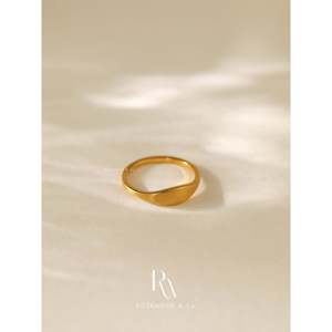 Anillo de sello chapado en oro de 18K con acabado mate, anillo de banda delgada que no se deslustra, regalo para ella o para mamá, gemelos y pinzas de corbata finos - Product Image 1