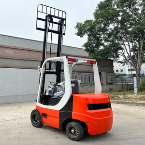 Chariot élévateur électrique rouge avec moteur 1300 kg, cabine blanche et mât noir pour usage industriel - Product Image 1