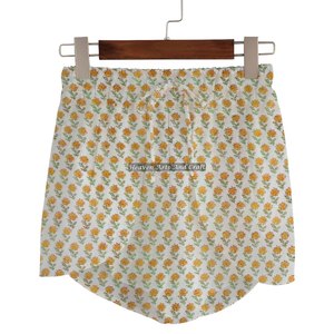 Shorts cruzados estampados de cintura alta elásticos para mujer, ideales para yoga, casa, dormir o días calurosos de verano, con estampado de bloques. - Product Image 1