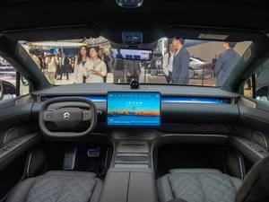 Véhicule électrique haut de gamme 2025 à double moteur, transmission intégrale et affichage tête haute (HUD) à réalité augmentée - Product Image 2