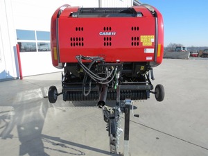 Presse à balles ronde Case IH RB455 2023, taille de balles de 4x5 pieds, configurable pour foin, ensilage, alimentateur rotatif, design à profil bas, économique. - Product Image 2