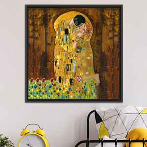 Toile imprimée Gustav Klimt Le baiser - Symbolisme autrichien, toile encadrée noire - Product Image 1