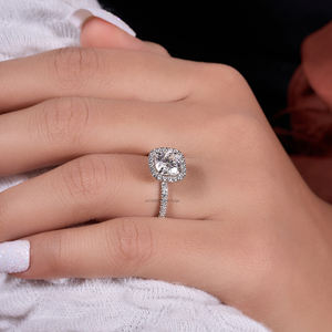 Bague de fiançailles Moissanite coupe coussin Style Halo avec bande pavée en or blanc Bague étincelante intemporelle et élégante pour les mariées - Product Image 2