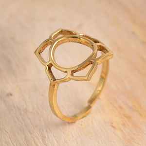 แหวนดอกบัวทองเหลืองชุบทองสำหรับผู้หญิงดีไซน์ดอกไม้ปรับได้เครื่องประดับโยคะน้อยที่สุด - Product Image 4