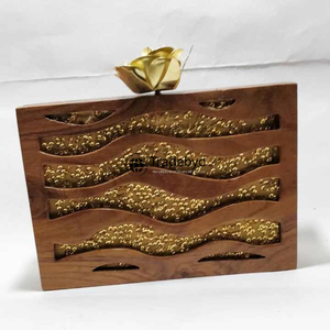 Pochette en bois artisanale avec Luxe Appeal Pièce de mode intemporelle pour toute garde-robe par Tradebyd - Product Image 5