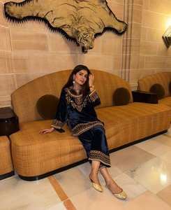 Conjunto de Salwar Kameez de Terciopelo Ecológico Antra Lifestyle, Estilo Urbano con Estampado Floral Tradicional, Secado Rápido para Fiestas - Product Image 2