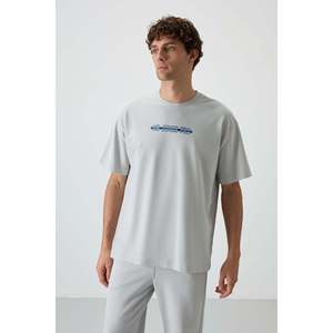 เสื้อยืดผู้ชาย Air Jones สีเทาสโตน ทรงโอเวอร์ไซส์ ผ้าคอตตอนผสม พื้นผิวมีเท็กซ์เจอร์ พร้อมลายกราฟิกพิมพ์ ผ้าเนื้อหนา - Product Image 4