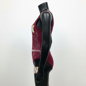 Traje de baño de una pieza premium de poliéster y spandex de 230 GSM color granate con pedrería, logotipo personalizado por transferencia térmica, traje de baño para mujer. - Product Image 5