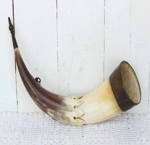 Corne à boire sculptée et polie de qualité supérieure, en corne de buffle écologique, style animalier, avec étui en cuir, souvenir du Uttar Pradesh - Product Image 1