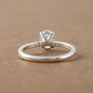 Anillo de Compromiso de Plata de Ley con Diamante Cultivado en Laboratorio de Corte Ovalado y Engaste Pavé, Anillo de Regalo Lujoso para Mujer, Regalo IGI para Ella - Product Image 5