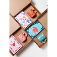 Ensemble cadeau Chourouk : Tasse en céramique artisanale en terre cuite et agenda relié – Thème Paix de Salem haut de gamme, motif floral et oiseaux, origine Tunisie