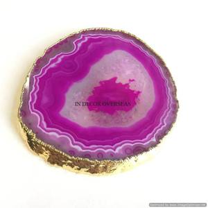 Dessous de verre attrayants de forme irrégulière en résine époxy de couleur rose avec des bords dorés Accessoires de décoration de table Fournitures - Product Image 1