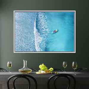 Impresión en lienzo de kayak en el océano turquesa sereno para decoración costera, 1 pieza: con marco blanco - Product Image 1