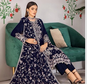 Travail de broderie en velours pakistanais Rayon Mishmash Pant et collection de costumes Dupatta - Product Image 4