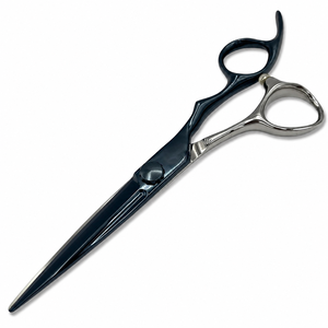 Ciseaux de coiffure professionnels noirs et argentés en acier inoxydable avec poignée ergonomique inclinée - Product Image 1