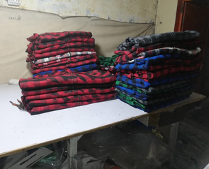 Chemise en flanelle respirante avec conception de protection approuvée CE pour la sécurité au travail et le cyclisme en motif à carreaux rouge et noir - Product Image 5