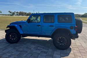 Jeep Wrangler Unlimited Rubicon 392 4x4 2021 Usado en Excelentes Condiciones, 470 hp, Motor Hemi V8 de 6.4 Litros, Color Azul Perla Hidrográfico, Propiedad de un Propietario del Sur - Product Image 3