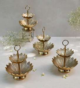 Plateau artisanal en forme de croissant doré pour dattes au chocolat et pistaches, élégant cadeau décoratif pour le Ramadan - Product Image 1