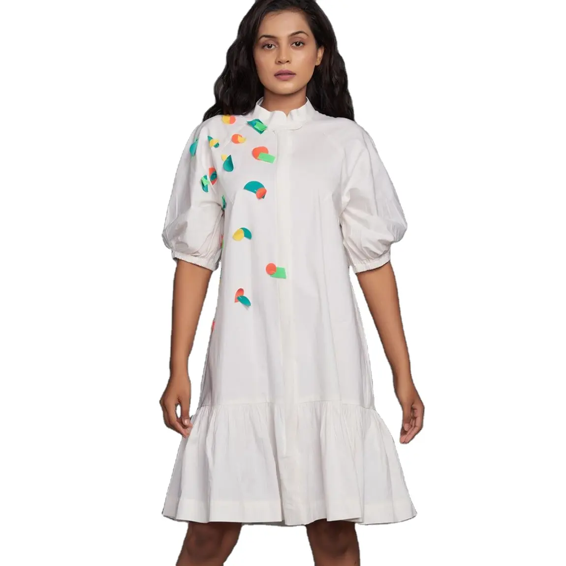 夏の白い綿のステッカー半袖膝丈エレガントな手作りのショートドレス