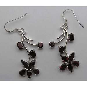 Pendientes de Oro Rosa con Flor y Granate en Plata de Ley 925 de Shah Gems - Product Image 1