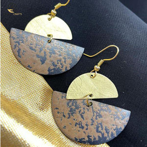 Pendientes de metal de diseñador de moda con accesorios de moda de mujer de tamaño personalizado en joyeros de madera - Product Image 4