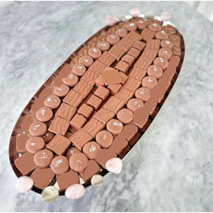 Bandeja de chocolate decorativa de mesa de diseño atractivo hecha de bandeja de metal dorado soporte para postres perfecto para regalos o eventos especiales - Product Image 3